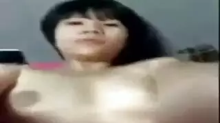 عاهرة شابة ناعمة تأخذ قضيب رجل عجوز على طاولة المطبخ