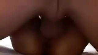 اليابانيات الشابات مثليات يمارسن الجنس بقوة مع ألعاب جنسية