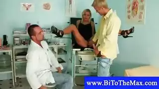 مشهد إكس إكس إكس في المستشفى: الطبيب يعلم الشريك كيفية الممارسة