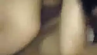 عاهرات ثملات يأخذن إيلاج مزدوج في حفلة جنس جماعية في منتصف الليل في الغابة