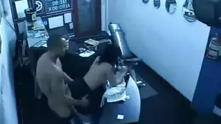 يصورها وهي تتناك