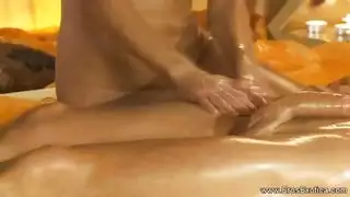 جماع فموي عميق وإصبع تركي لشقراء ناضجة