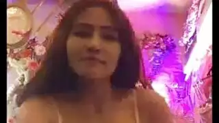 القسوة الكبيرة تغطي فرج السمراء الساخنة بالسائل المنوي
