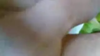 فتاة عربية مغرية تداعب فرجها الحليق