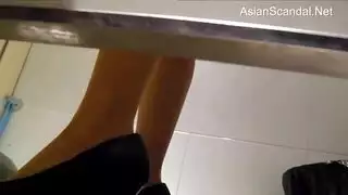 متعة ذاتية صريحة لمراهق آسيوي على وسائل التواصل الاجتماعي