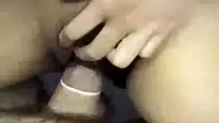 جميلة داكنة ذات حلمات مثقوبة تمارس جنساً مزدوجاً مع مجموعة شباب مثارين