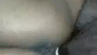 فتاة سوداء ناعمة تركب قضيباً صلباً للمتعة والمشروبات المجانية