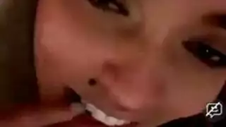 امرأة أكبر سنًا ذات ضفائر تعطي جنس فموي مبلل لقضيب سميك