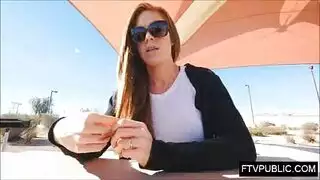 نجم إباحي لأول مرة يلمس كسها المبلل على أريكة المقابلة