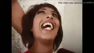 ممثلة بورنو جزائرية تواجه فتاة محجبة في ثريسم