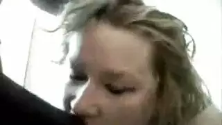 طيز بيضاء كريمية تأخذ قضيب أسود عملاق بعمق